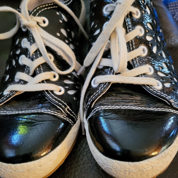 Vtg Josef Seibel blue patent leather sneakers/perforated floral pattern woman 7 - Picture 7 of 12